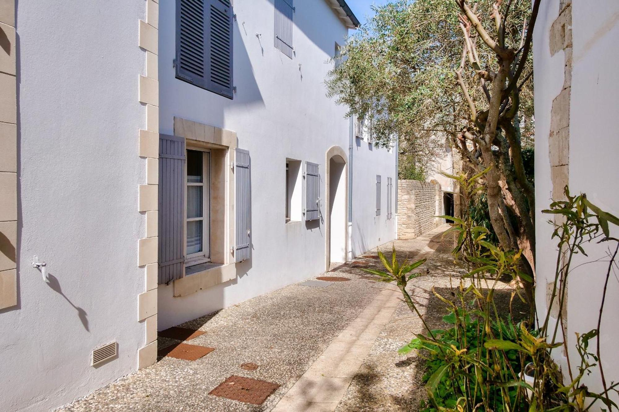 A 150M Du Port De St-Martin-De-Re, Studio Pour 2 Saint-Martin-de-Re Luaran gambar